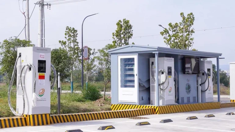 Mobile charging cabin